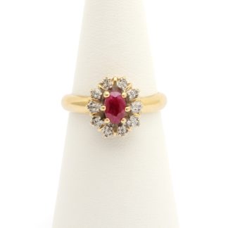 CARMOSÉRING MED RUBIN OCH DIAMANTER TOT. 0,05CT ENLIGT INSKRIPTION ø 17,25MM - TILLV. GULDFYNDGRUPPEN