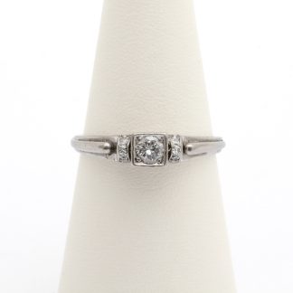 RING I VITGULD MED DIAMANTER TOT. 0,23CT ENLIGT INSKRIPTION ø 17,75MM - TILLV. SVERIGE