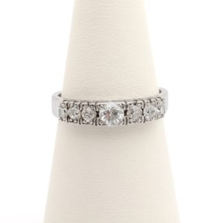 RING I VITGULD MED DIAMANTER TOT. CA: 0,55CT, MITTSTEN CA: 0,25CT, SIDOSTENAR ÄR I ENKLARE SLIPNINGAR ø 16,75MM - TILLV. GRAMEN I GÖTEBORG 1980