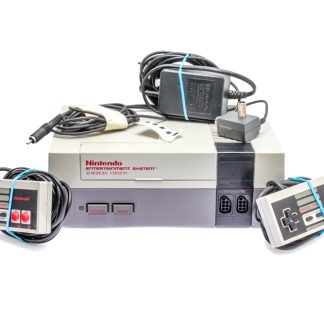 RETROSPEL-KONSOLL: NINTENDO 8-BITAR (EU-VERSION) MED 2 HANDKONTROLLER OCH ANTENN-KABEL, SAMT STRÖMADAPTER - OBS! NORMALT BRUKSSLITAGE, RING ELLER MAILA VID FRÅGOR!