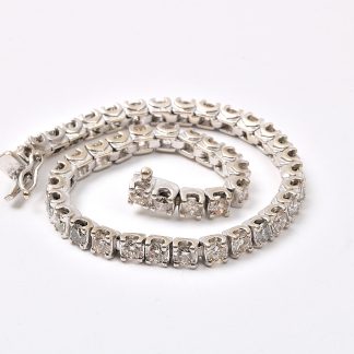 ARMLÄNK VITGULD "TENNIS" MED 45 BRILJANTSLIPADE DIAMANTER TOTALT CA 5,85CT ( 0,13CT/ST ) FÄRG LY-CA RENHET PI 19CM 4MM EN LÅSÖGLA SAKNAS