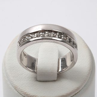 RING MED SYNTETISKA STENAR TILLV. GULDFYND. 18MM