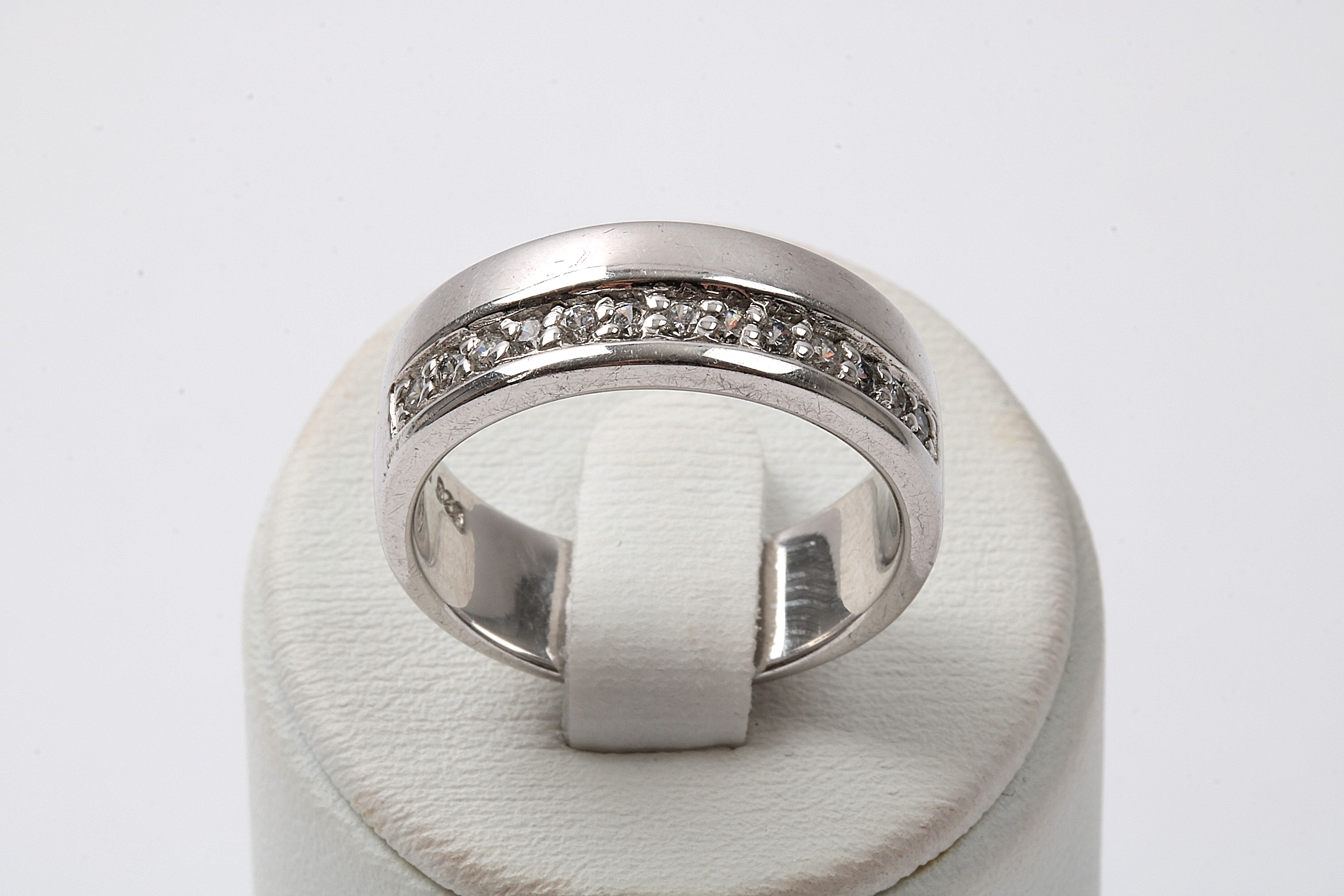 RING MED SYNTETISKA STENAR TILLV. GULDFYND. 18MM