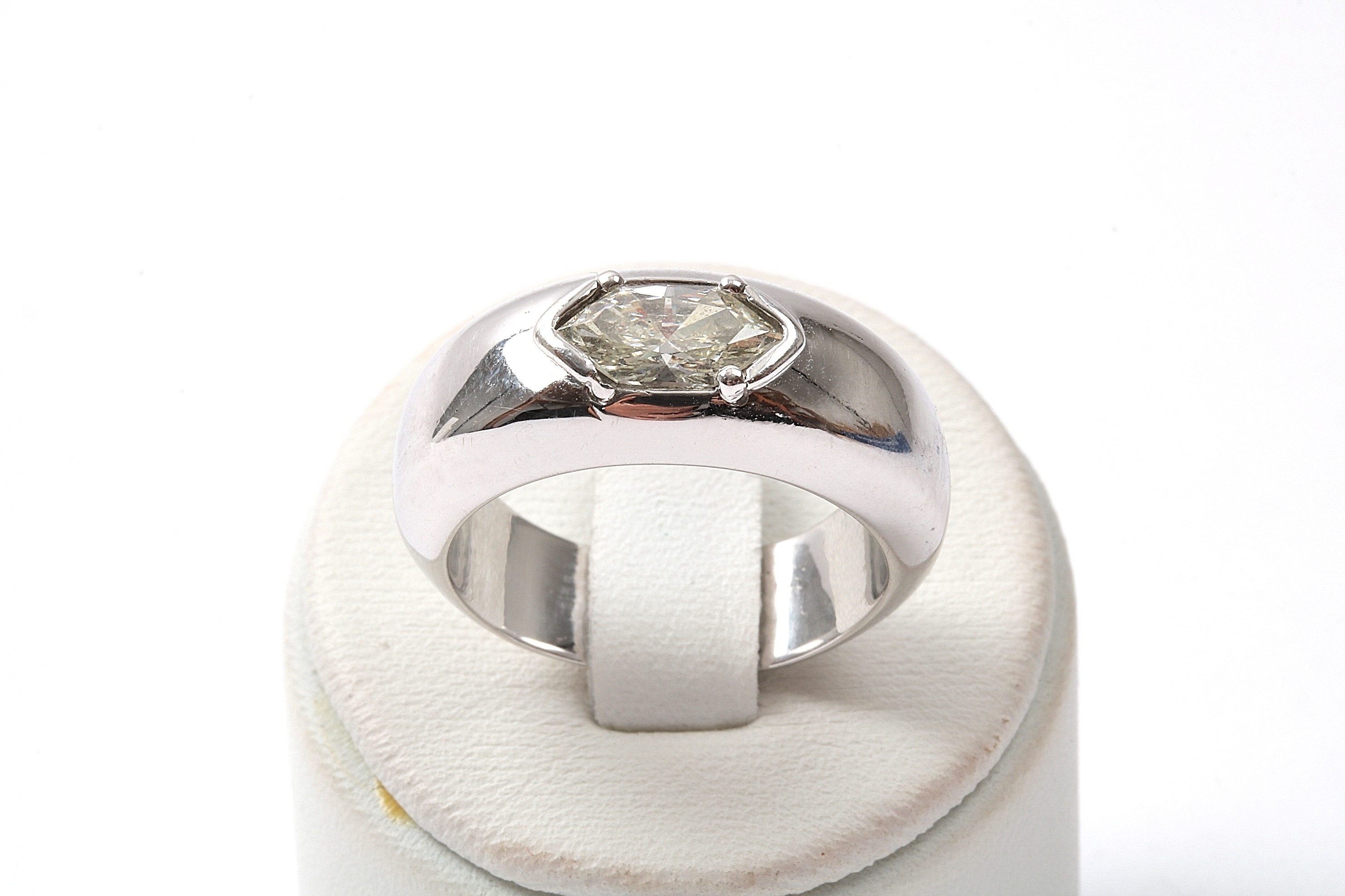 RING MED NAVETTSLIPAD DIAMANT CA: 1,11CT LY-CAPE Pi, ø 17,5MM, B: 9MM, ENA KLON AV, STENEN SITTER NÅGOT LÖST