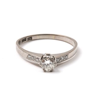 RING VG MED DIAMANTER TOT 0,45CT MITTSTEN CA 0,38CT 19MM