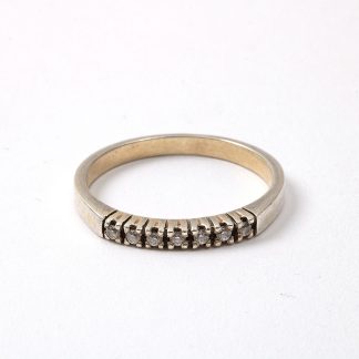 RING MED SYNTETISKA STENAR. 18MM