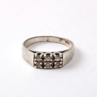 RING MED SYNTETISKA STENAR. 16,5MM