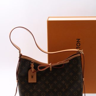 HANDVÄSKA LOUIS VUITTON CARRYALL PM MODELL. M46203 H. 24CM B. 30CM D. 15CM. MEDFÖLJANDE PLÅNBOK KVITTO LOUIS VUITTON 2024. 25400KR. DUSTBAG ORIGINAL.KRT. DENNA VARA SKICKAS EJ