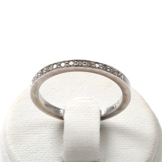 RING VITGULD MED DIAMANTER. 17MM. TILLV. SCHALINS GRAVYR I SKENAN
