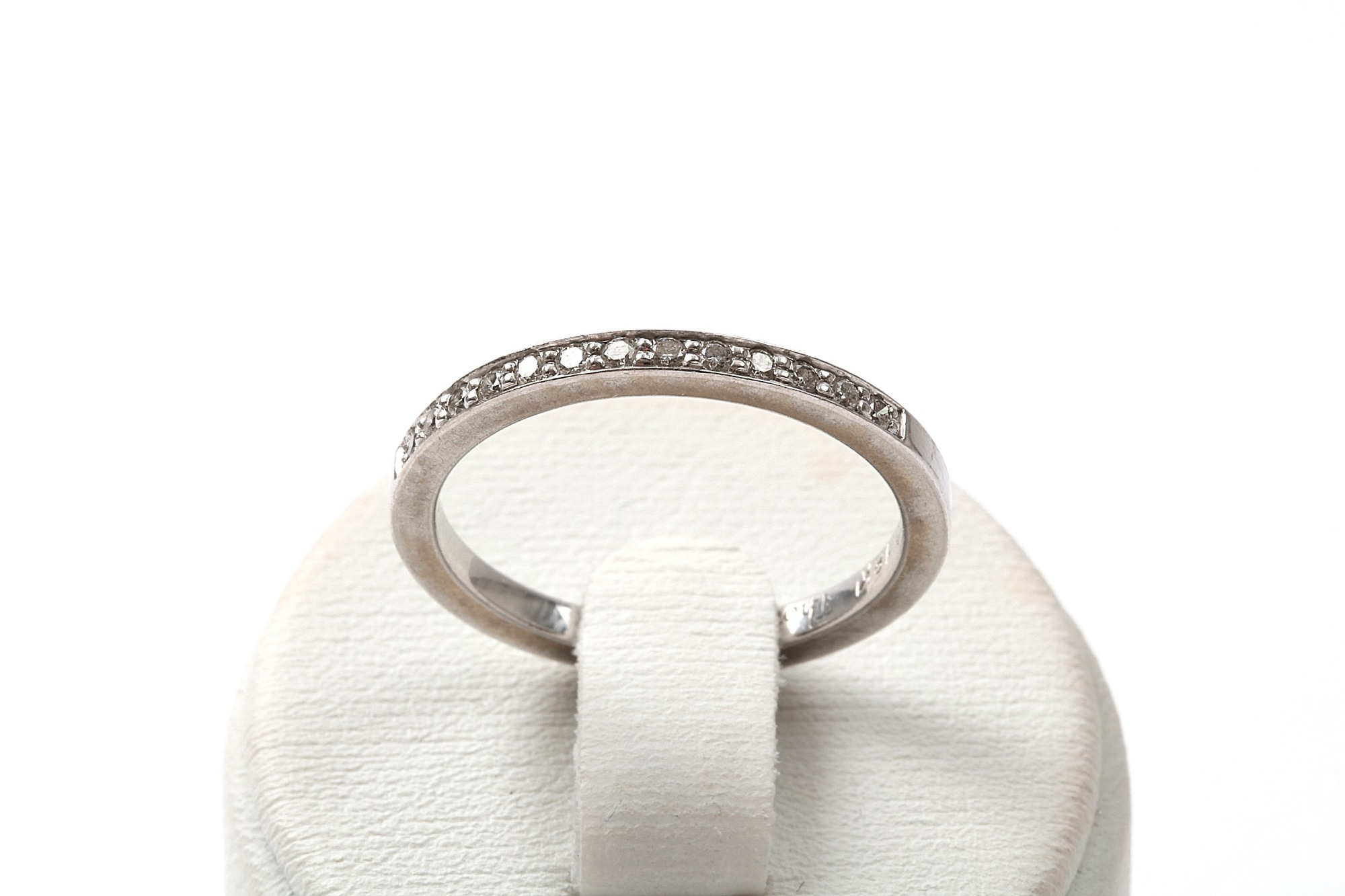 RING VITGULD MED DIAMANTER. 17MM. TILLV. SCHALINS GRAVYR I SKENAN