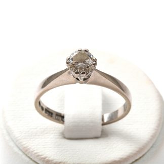 RING VITGULD MED DIAMANT 0,44CT. TILLV GÖTEBORG ÖRN 1976. 16,8MM
