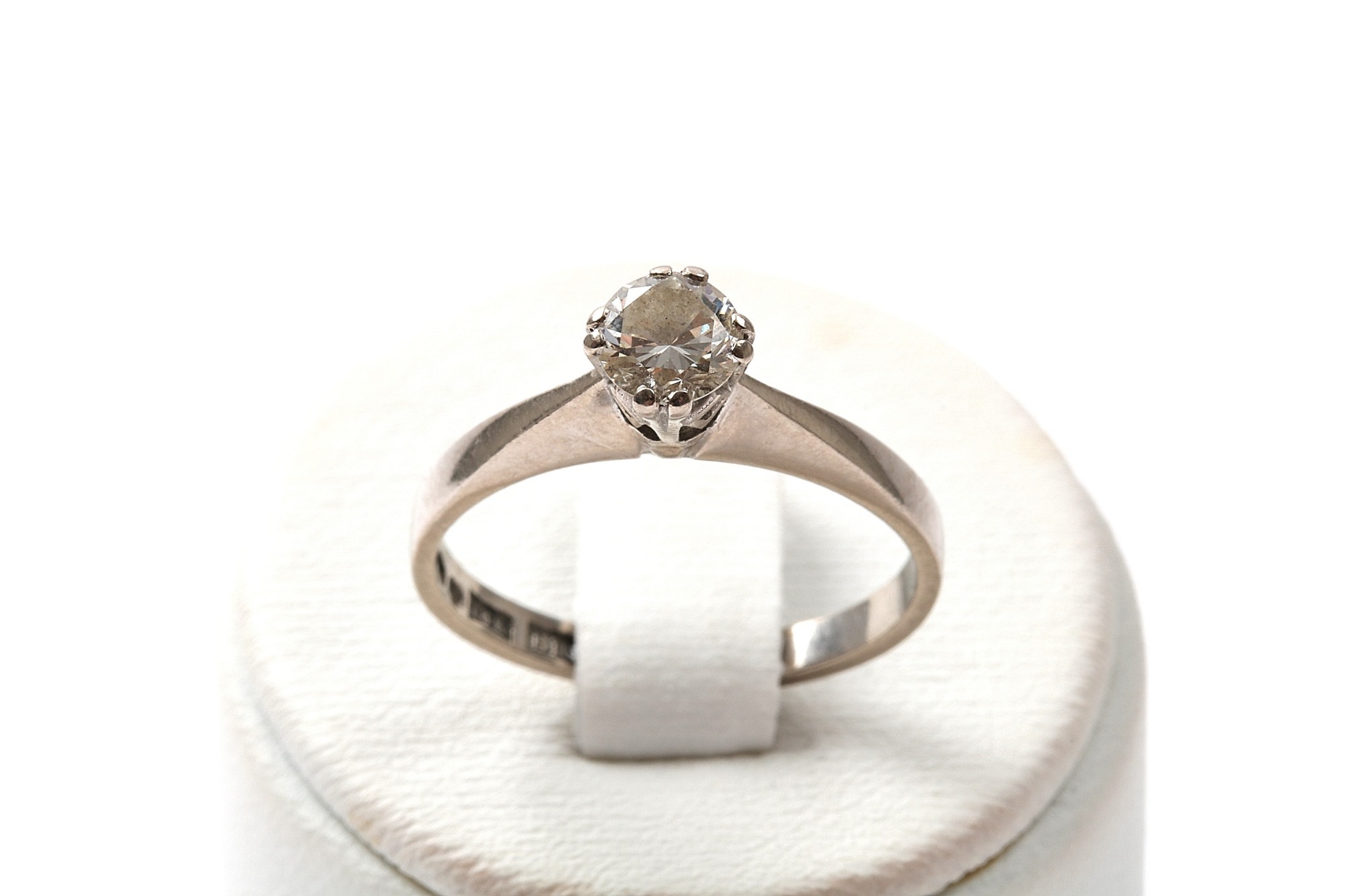 RING VITGULD MED DIAMANT 0,44CT. TILLV GÖTEBORG ÖRN 1976. 16,8MM