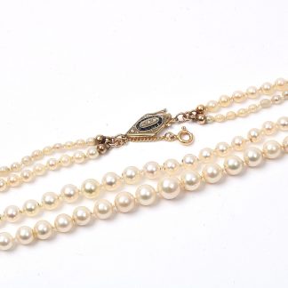 2 RADIGT DOSERAT PÄRLCOLLIER M LÅS I 18K GULD MED DIAMANTER ÄLDRE SLIPNING, L 45 CM