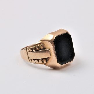 RING MED ONYX SVENSKA STÄMPLAR, 20,5MM, SLITAGE PÅ STEN, NÅGOT OJÄMN SKENA, GRAVERAD TOTALVIKT