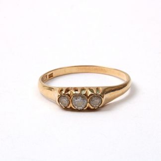 RING MED VITA SYNTETISKA STENAR, 20 MM