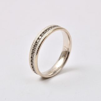 RING MED SYNTETISKA STENAR, 17,25MM. GRAVYR I SKENAN