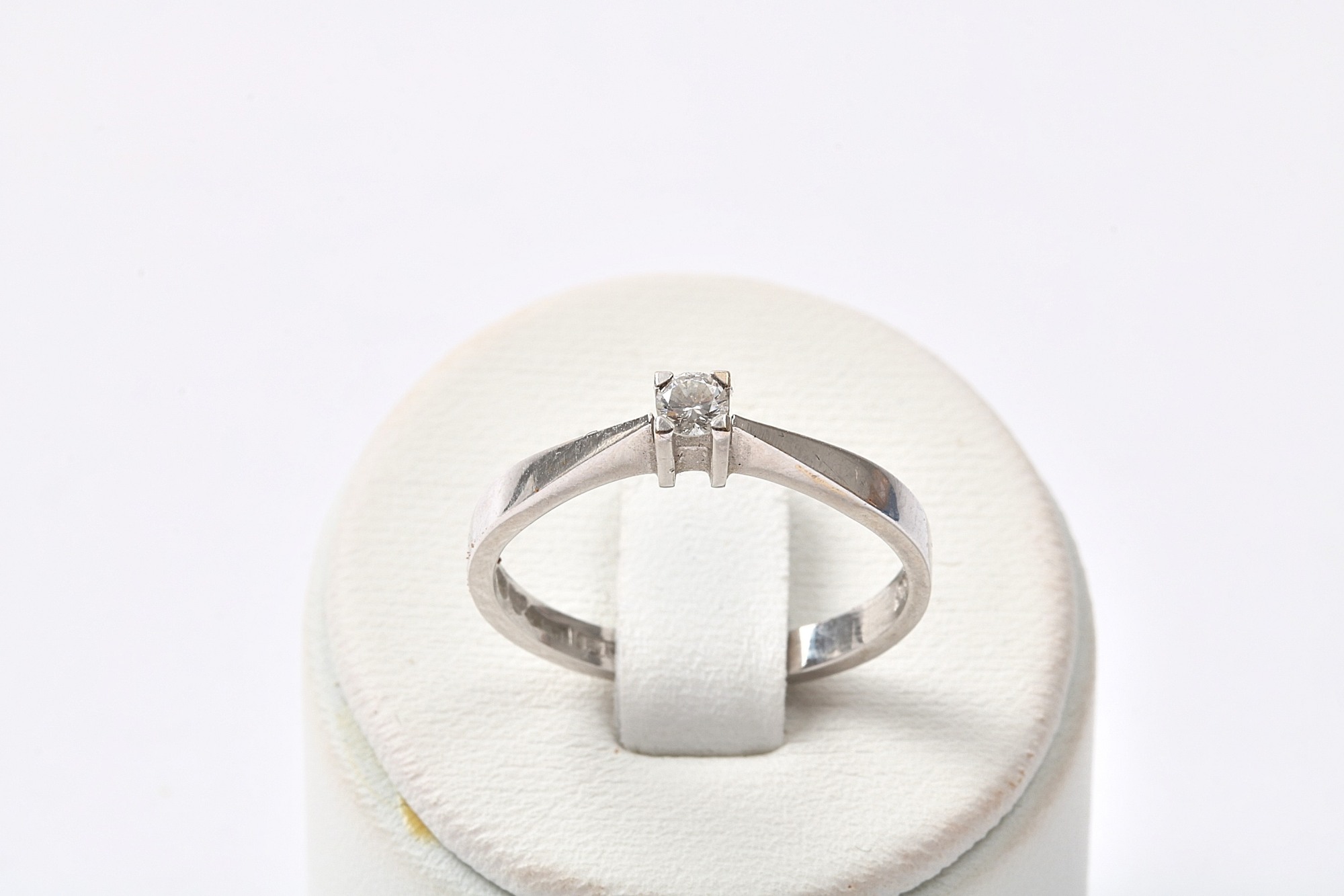 RING VITGULD MED DIAMANT 0,08CT. 17,25MM. TILLV. STIGBERT