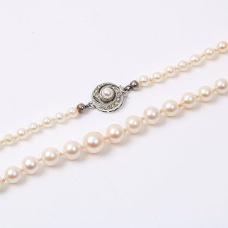 PÄRLCOLLIER DOSERAT PÄRLOR ø8MM-4MM. 55CM. SILVER I LÅS