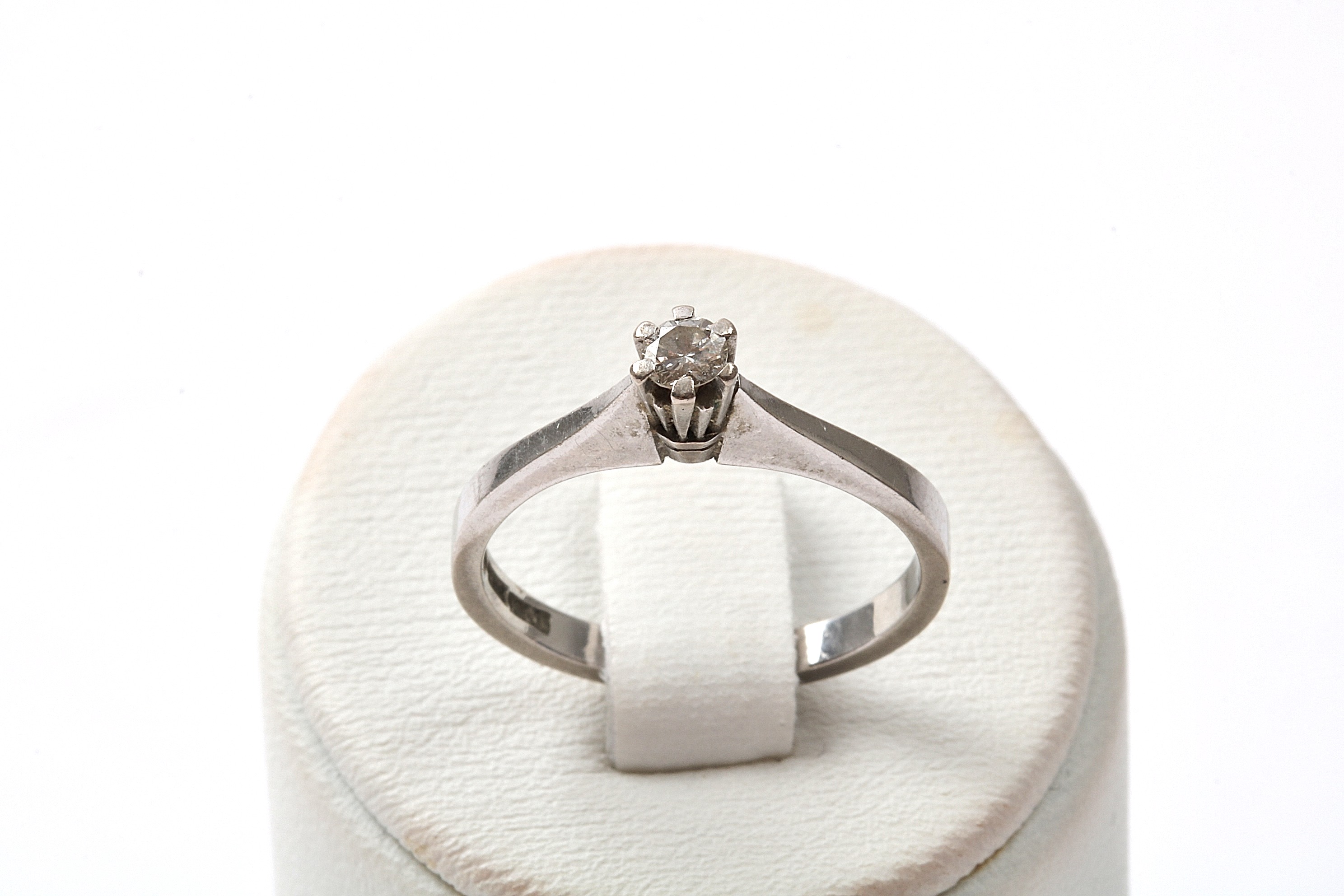 RING VITGULD MED DIAMANT 0,11CT. 16,5MM. SVENSKTILLVERKAD