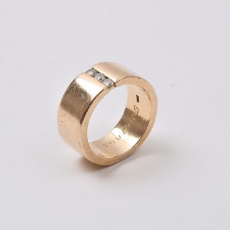 RING MED 3 DIAMANTER. 20MM. SVENSKTILLVERKAD. GRAVYR I SKENAN
