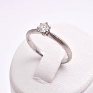RING VITGULD M BRILJANT-SLIPAD DIAMANT CA 0,18CT, 15,5MM (GULDET NGT REPIGT) TILLV. LINN GRANELL, GÖTEBORG, KÖPT 13500:- BÖRJESSONS DEC 2019, KVITTO MEDFÖLJER (0,18CT TOP WESSELTON (G) VS1 ENLIGT KVITTOT)
