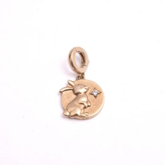 HÄNGE KANIN M BRILJANT-SLIPAD DIAMANT 0,015CT, 1,8CM INKL ÖGLAN, ÖPPNINGSBAR ÖGLA, TILLV. PRIMA, THAILAND, REK. NYPRIS: 10800 BATH (CA 3500:-) KANINENS ÅR ÄR PERSONER FÖDDA 1963, 1975, 1987, 1999, 2011, 2023