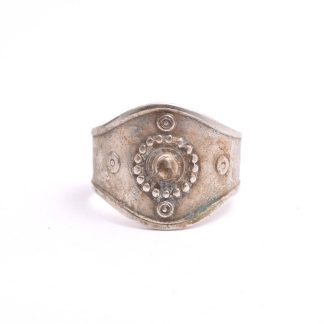 RING SILVER KALEVALA KORU 17,75MM, DESIGN BASERAD PÅ EN MEDELTIDA DESIGN FRÅN HALIKKO-SKATTEN, TILLV. FINLAND 1947, GRAVYR I SKENAN (NGT REPIG)