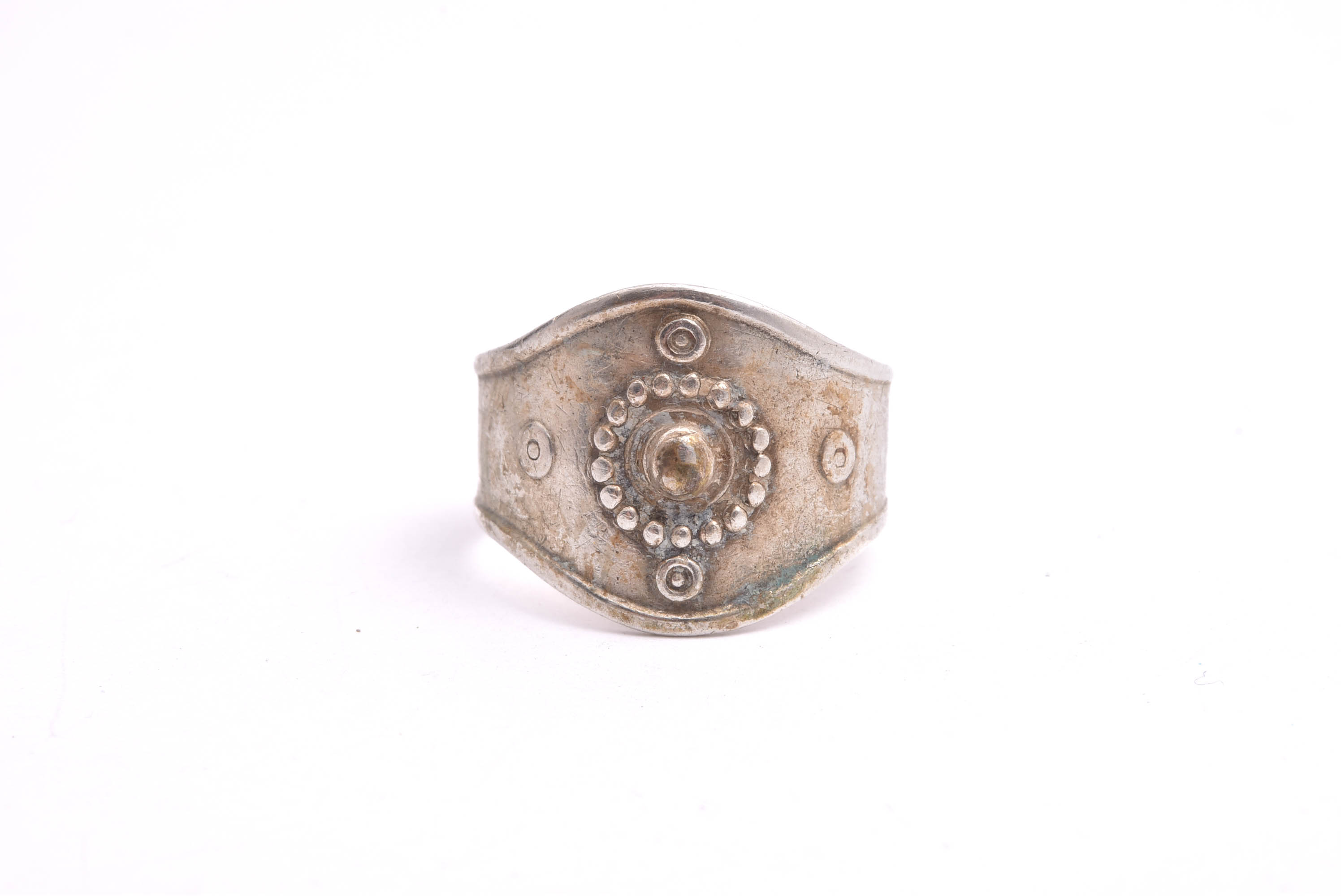 RING SILVER KALEVALA KORU 17,75MM, DESIGN BASERAD PÅ EN MEDELTIDA DESIGN FRÅN HALIKKO-SKATTEN, TILLV. FINLAND 1947, GRAVYR I SKENAN (NGT REPIG)