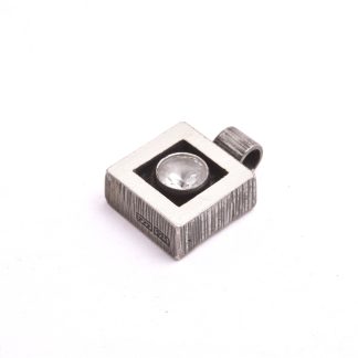 HÄNGE SILVER M VIT STEN, 1,5CM INKL ÖGLAN, TILLV. FINNFEELINGS, FINLAND