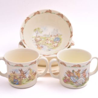 5 DELAR BARNPORSLIN ROYAL DOULTON BUNNYKINS (2 MUGGAR, 2 SKÅLAR, EN TALLRIK)