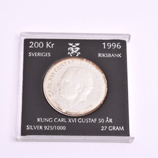 MINNESMYNT 200:- SVERIGE 1996 "KUNG CARL XVI GUSTAF 50ÅR" I PLAST-ETUI