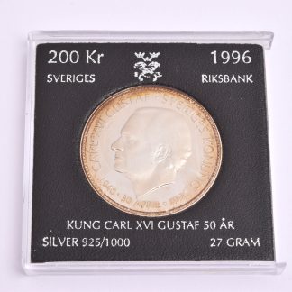 MINNESMYNT 200:- SVERIGE 1996 "KUNG CARL XVI GUSTAF 50ÅR" I PLAST-ETUI