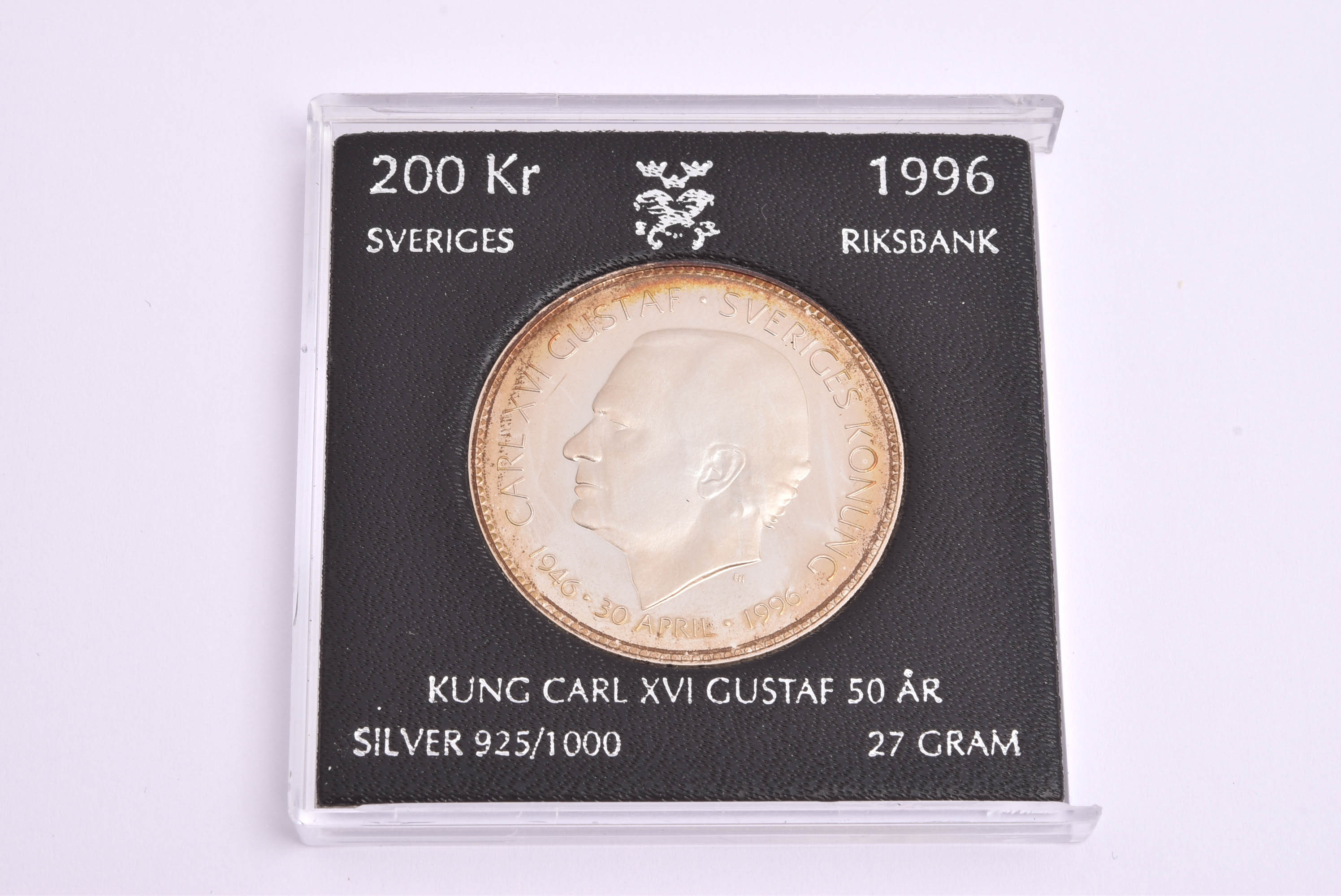 MINNESMYNT 200:- SVERIGE 1996 ”KUNG CARL XVI GUSTAF 50ÅR” I PLAST-ETUI