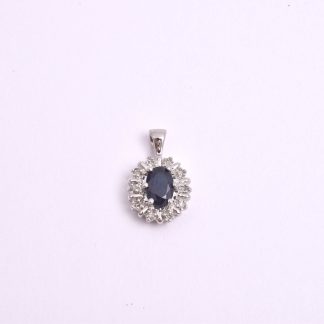 HÄNGE VITGULD M 10 ÅTTKANT-SLIPADE DIAMANTER TOT. 0,05CT & BLÅ SAFIR, 1,5CM INKL ÖGLAN, TILLV. GULDFYND, REK. NYPRIS: 8998:-