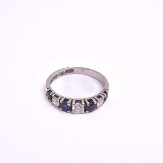 RING VITGULD M 3 BRILJANT-SLIPADE DIAMANTER TOT. 0,52CT & 4 BLÅ SAFIRER TOT. 0,72CT (LITE SLITAGE PÅ SAFIRERNAS FASETT-KANTER) 17,75MM, TILLV. MARTIN JOHANSSON, GÖTEBORG 1988