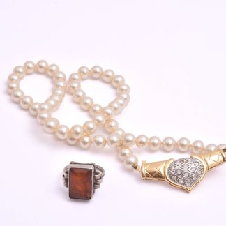 COLLIER M PLASTPÄRLOR 42CM M LÅS I FÖRGYLLT SILVER M VITA SYNTETISKA STENAR (EN STEN SAKNAS) SILVERHALT 925 + RING SILVER M BEHANDLAD BÄRNSTEN (SPRICKOR) 16,5MM, TOTAL VIKT: 34,6G