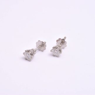 PAR ÖRHÄNGEN VITGULD M BRILJANT-SLIPADE DIAMANTER TOT. CA 0,70CT (OBS!! STÄMPLAR SAKNAS, LÅNGA PINNAR, SKRUVLÅS)
