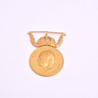 FÖRTJÄNSTMEDALJ "FÖR NIT OCH REDLIGHET I RIKETS TJÄNST", NAMNGRAVYR PÅ BAKSIDAN, 4,1CM, CARL XVI GUSTAF,RIPSBAND SAKNAS (OBS!! MEDALJEN 23K, KRONAN 18K)