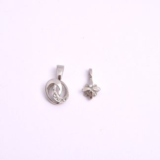 2 HÄNGEN SILVER M VITA SYNTETISKA STENAR, 1,3CM INKL ÖGLAN RESPEKTIVE 1,6CM INKL ÖGLAN