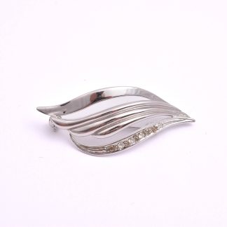 BROSCH SILVER M VITA SYNTETISKA STENAR, 3,9CM
