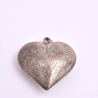 HÄNGE SILVER HJÄRTA, 5,2CM INKL ÖGLAN, BREDD: 4,3CM, TILLV. GULDFYND