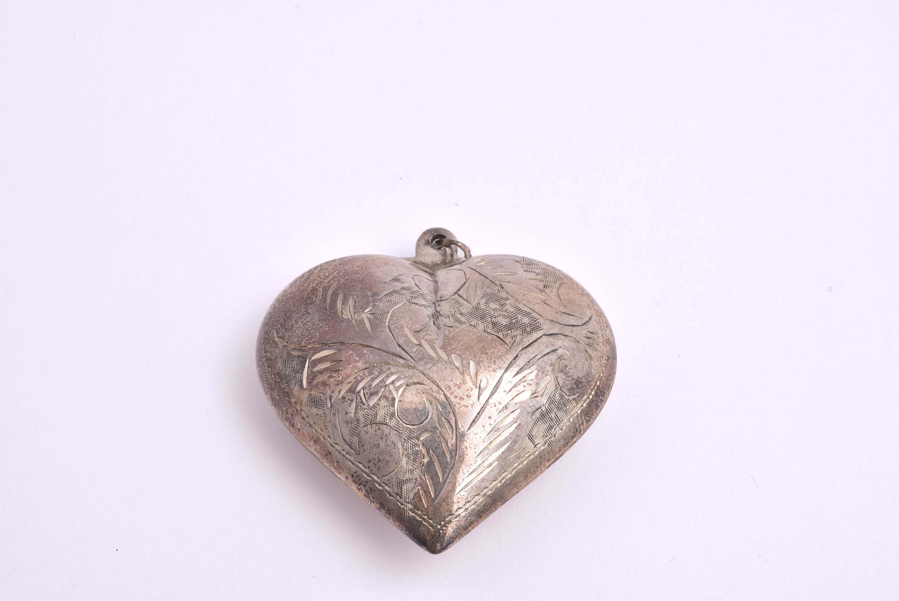 HÄNGE SILVER HJÄRTA, 5,2CM INKL ÖGLAN, BREDD: 4,3CM, TILLV. GULDFYND