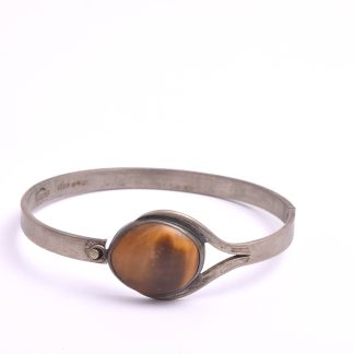 ARMRING SILVER M TIGERÖGA, INNER-DIAMETER: 5,6x6,0CM, ÖPPNINGSBAR, TILLV. VICTOR JANSON, LINDESBERG 1965