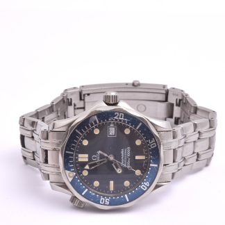 HERRUR OMEGA SEAMASTER PROFESSIONAL 300M Q 36MM MIDSIZE (OBS!! DEFEKT KRONA, EVENTUELLT DEFEKT URVERK, BATTERI SLUT, REPOR & SLITAGE PÅ RINGEN, RINGEN SITTER FAST) #55669541, TILLV. CA 1995, CERT & ETUI SAKNAS