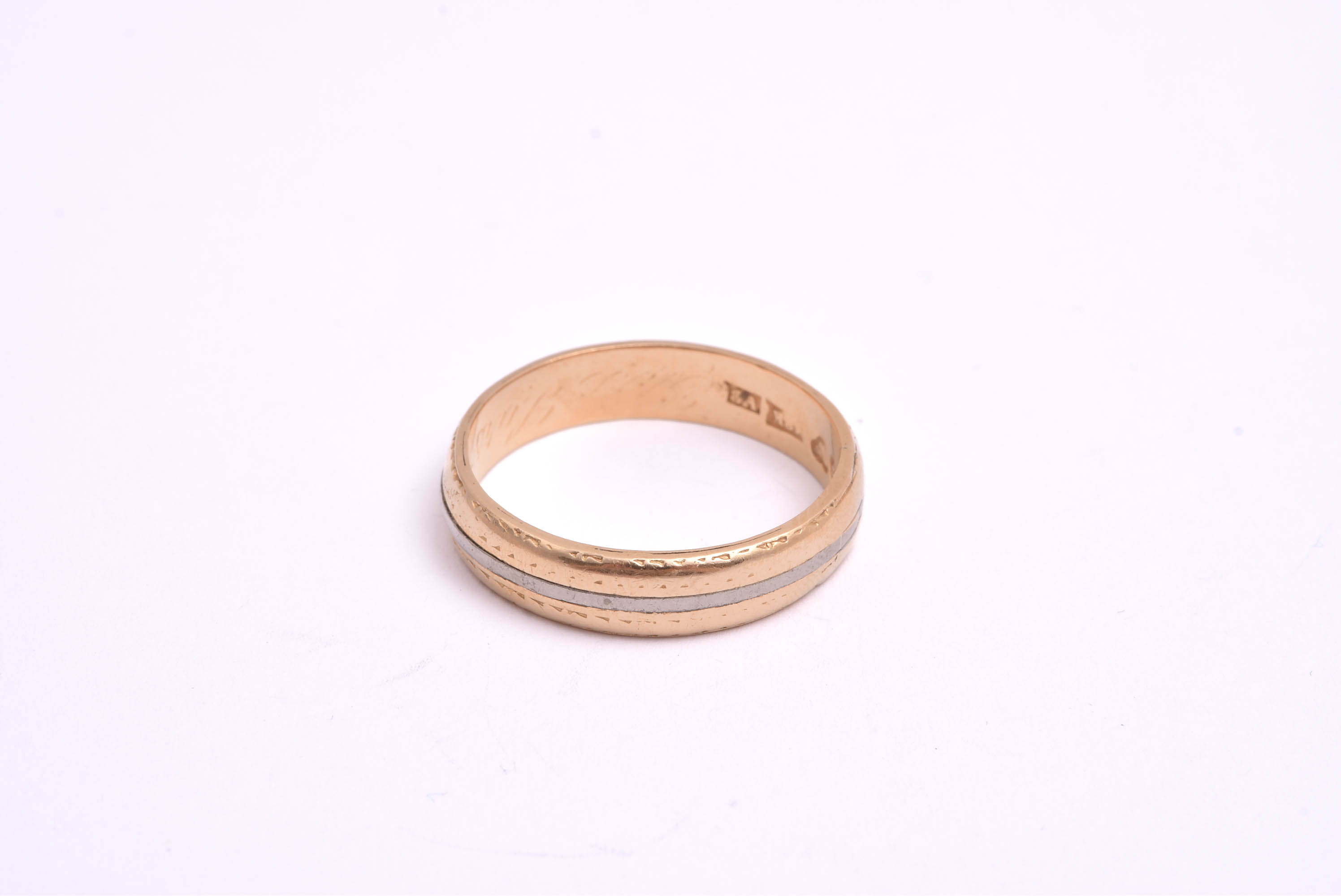 EXAMENSRING (RÖTT & VITT GULD) M GRAVYR, 21MM, SVENSKA STÄMPLAR, TILLV. 1947