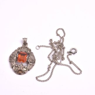 HÄNGE SILVER M BLOM-MÖNSTER & ORANGE SYNTETISK STEN, 3,8CM INKL ÖGLAN, TILLV. EKSTRÖM & BLOHM, FALKÖPING, 7,9G + HALSKEDJA SILVER (DEFEKT) 2,6G