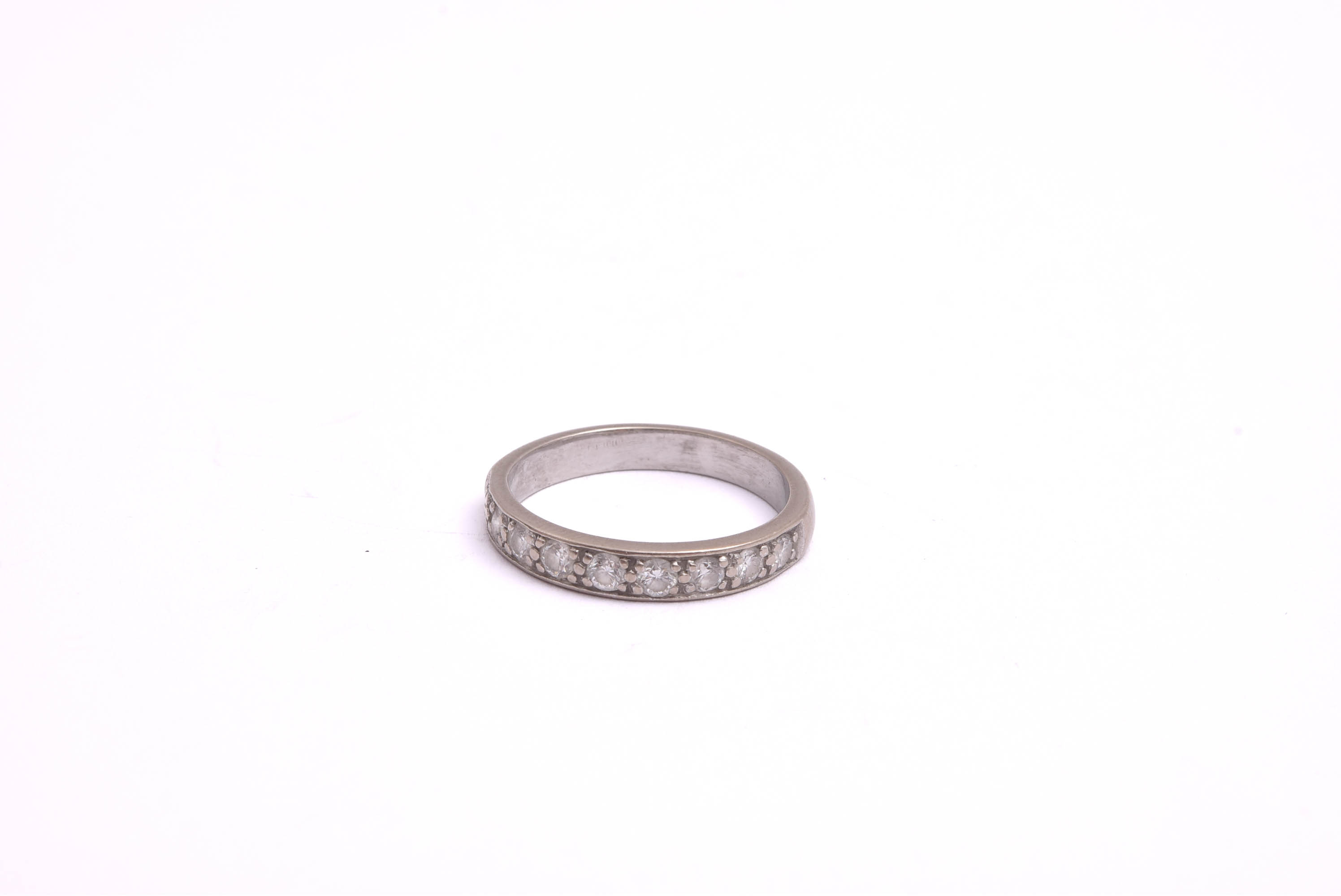 RING VITGULD ALLIANS M 9 BRILJANT-SLIPADE DIAMANTER TOT. CA 0,27CT, 16,5MM (OBS!! RINGEN SAKNAR STÄMPLAR SÅ SÄLJES SOM DEFEKT, EVENTUELLT I BEHOV AV ATT RODIERAS OM)