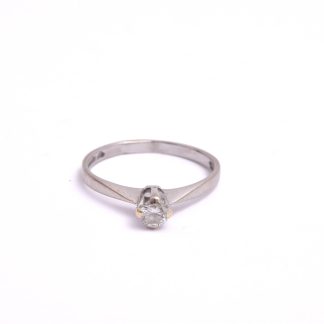 RING VITGULD M BRILJANT-SLIPAD DIAMANT 0,20CT, 16,5MM, SVENSKA STÄMPLAR (OBS!! KLORNA SLITNA SÅ DIAMANTEN RISKERAR FALLA UR)