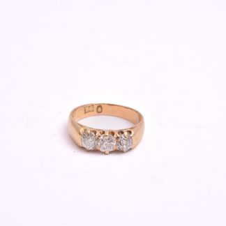 RING M 3 DIAMANTER TOT. CA 0,60-0,65CT (ÄLDRE SLIPNING, SKADOR & NAGG PÅ STENARNA, SPRICKOR I SKENAN) 15MM, TILLV. STOCKHOLM 1897