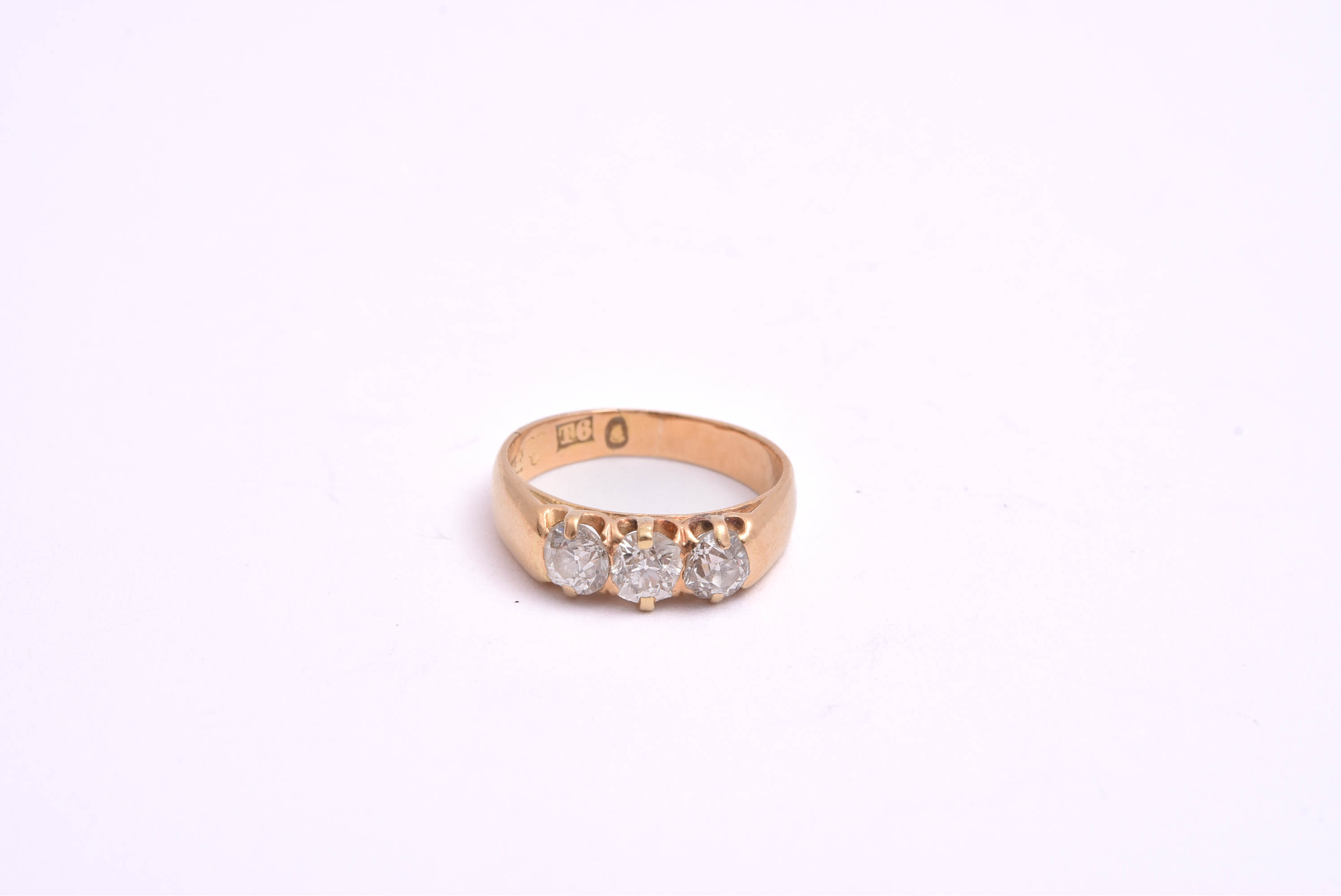 RING M 3 DIAMANTER TOT. CA 0,60-0,65CT (ÄLDRE SLIPNING, SKADOR & NAGG PÅ STENARNA, SPRICKOR I SKENAN) 15MM, TILLV. STOCKHOLM 1897